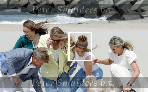Den haag 30 juni 2023
Fotosessie op het strand Koning Willem Alexander, koningin Maxima en prinses Ariane, Prinses  Amalia en Prinses Alexia poseren tijdens de fotosessie op het strand met hond mambo.
