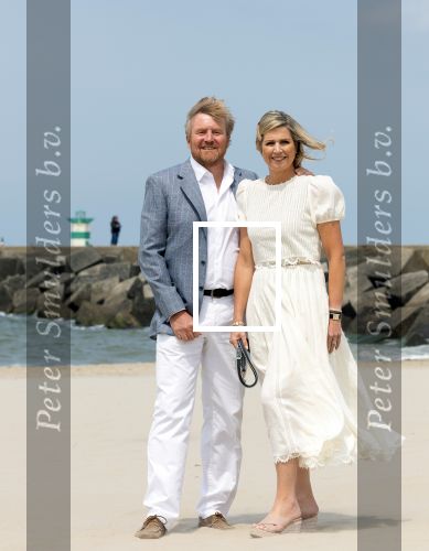 Den haag 30 juni 2023
Fotosessie op het strand Koning Willem Alexander, koningin Maxima en prinses Ariane, Prinses  Amalia en Prinses Alexia poseren tijdens de fotosessie op het strand met hond mambo.