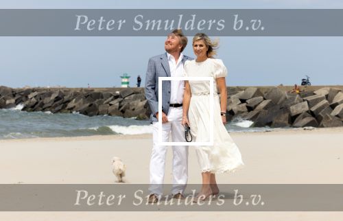 Den haag 30 juni 2023
Fotosessie op het strand Koning Willem Alexander, koningin Maxima en prinses Ariane, Prinses  Amalia en Prinses Alexia poseren tijdens de fotosessie op het strand met hond mambo.