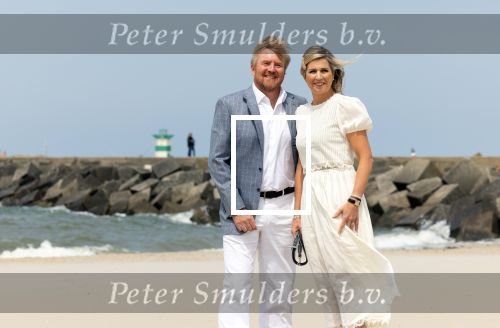 Den haag 30 juni 2023
Fotosessie op het strand Koning Willem Alexander, koningin Maxima en prinses Ariane, Prinses  Amalia en Prinses Alexia poseren tijdens de fotosessie op het strand met hond mambo.