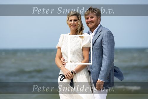Den haag 30 juni 2023
Fotosessie op het strand Koning Willem Alexander, koningin Maxima en prinses Ariane, Prinses  Amalia en Prinses Alexia poseren tijdens de fotosessie op het strand met hond mambo.