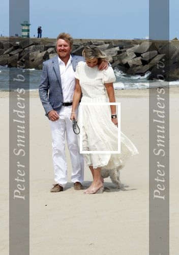 Den haag 30 juni 2023
Fotosessie op het strand Koning Willem Alexander, koningin Maxima en prinses Ariane, Prinses  Amalia en Prinses Alexia poseren tijdens de fotosessie op het strand met hond mambo.