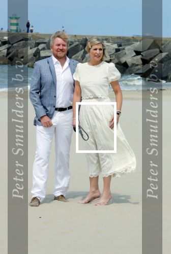Den haag 30 juni 2023
Fotosessie op het strand Koning Willem Alexander, koningin Maxima en prinses Ariane, Prinses  Amalia en Prinses Alexia poseren tijdens de fotosessie op het strand met hond mambo.