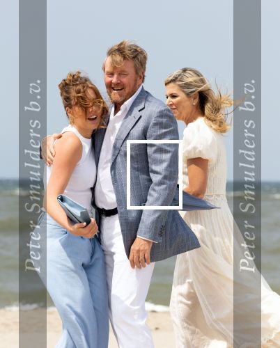Den haag 30 juni 2023
Fotosessie op het strand Koning Willem Alexander, koningin Maxima en prinses Ariane, Prinses  Amalia en Prinses Alexia poseren tijdens de fotosessie op het strand met hond mambo.