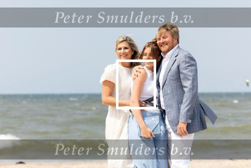 Den haag 30 juni 2023
Fotosessie op het strand Koning Willem Alexander, koningin Maxima en prinses Ariane, Prinses  Amalia en Prinses Alexia poseren tijdens de fotosessie op het strand met hond mambo.
