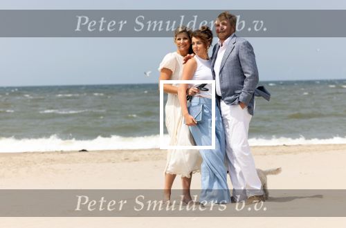 Den haag 30 juni 2023
Fotosessie op het strand Koning Willem Alexander, koningin Maxima en prinses Ariane, Prinses  Amalia en Prinses Alexia poseren tijdens de fotosessie op het strand met hond mambo.