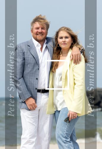 Den haag 30 juni 2023
Fotosessie op het strand Koning Willem Alexander, koningin Maxima en prinses Ariane, Prinses  Amalia en Prinses Alexia poseren tijdens de fotosessie op het strand met hond mambo.