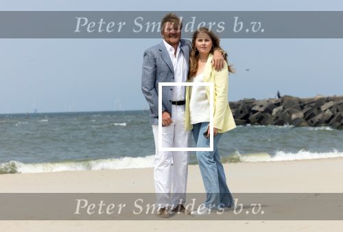 Den haag 30 juni 2023
Fotosessie op het strand Koning Willem Alexander, koningin Maxima en prinses Ariane, Prinses  Amalia en Prinses Alexia poseren tijdens de fotosessie op het strand met hond mambo.