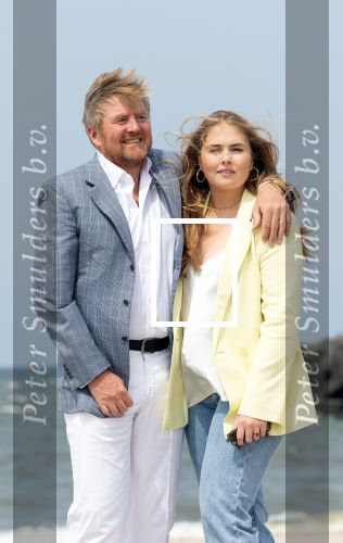 Den haag 30 juni 2023
Fotosessie op het strand Koning Willem Alexander, koningin Maxima en prinses Ariane, Prinses  Amalia en Prinses Alexia poseren tijdens de fotosessie op het strand met hond mambo.