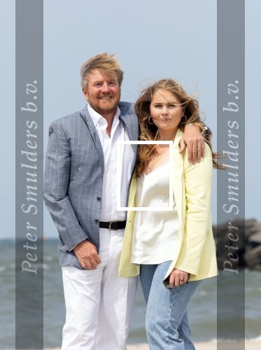 Den haag 30 juni 2023
Fotosessie op het strand Koning Willem Alexander, koningin Maxima en prinses Ariane, Prinses  Amalia en Prinses Alexia poseren tijdens de fotosessie op het strand met hond mambo.