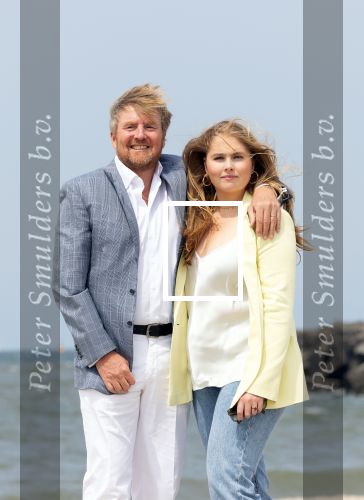 Den haag 30 juni 2023
Fotosessie op het strand Koning Willem Alexander, koningin Maxima en prinses Ariane, Prinses  Amalia en Prinses Alexia poseren tijdens de fotosessie op het strand met hond mambo.