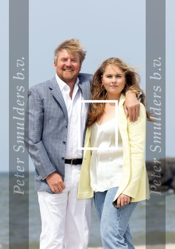 Den haag 30 juni 2023
Fotosessie op het strand Koning Willem Alexander, koningin Maxima en prinses Ariane, Prinses  Amalia en Prinses Alexia poseren tijdens de fotosessie op het strand met hond mambo.