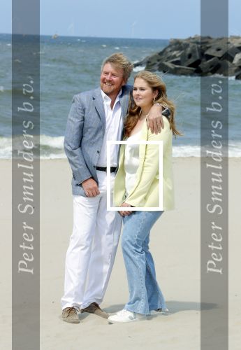 Den haag 30 juni 2023
Fotosessie op het strand Koning Willem Alexander, koningin Maxima en prinses Ariane, Prinses  Amalia en Prinses Alexia poseren tijdens de fotosessie op het strand met hond mambo.