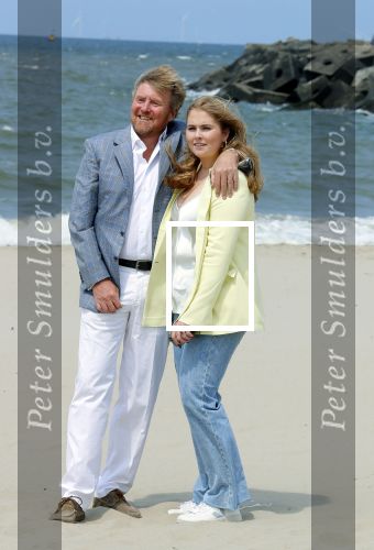 Den haag 30 juni 2023
Fotosessie op het strand Koning Willem Alexander, koningin Maxima en prinses Ariane, Prinses  Amalia en Prinses Alexia poseren tijdens de fotosessie op het strand met hond mambo.