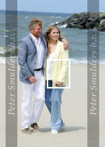 Den haag 30 juni 2023
Fotosessie op het strand Koning Willem Alexander, koningin Maxima en prinses Ariane, Prinses  Amalia en Prinses Alexia poseren tijdens de fotosessie op het strand met hond mambo.