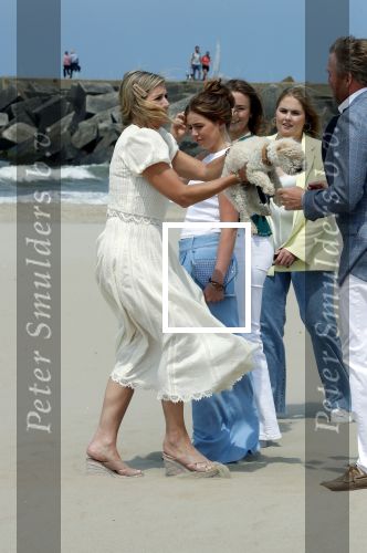 Den haag 30 juni 2023
Fotosessie op het strand Koning Willem Alexander, koningin Maxima en prinses Ariane, Prinses  Amalia en Prinses Alexia poseren tijdens de fotosessie op het strand met hond mambo.