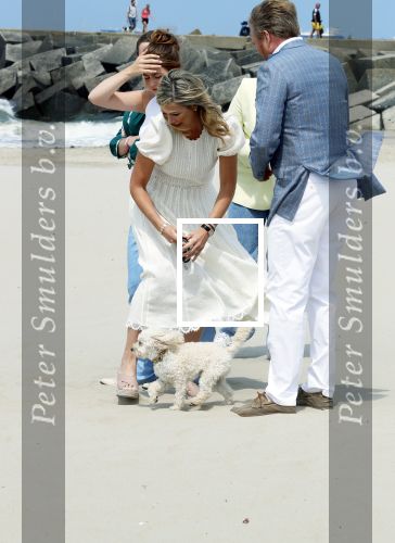 Den haag 30 juni 2023
Fotosessie op het strand Koning Willem Alexander, koningin Maxima en prinses Ariane, Prinses  Amalia en Prinses Alexia poseren tijdens de fotosessie op het strand met hond mambo.