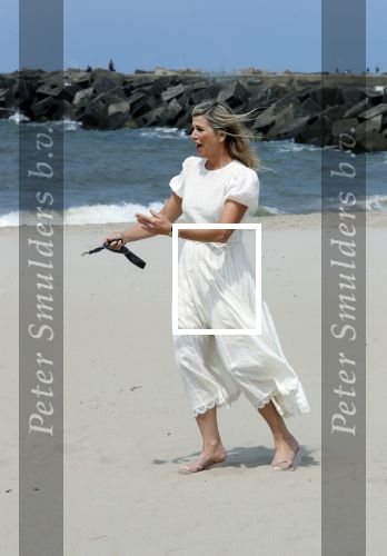 Den haag 30 juni 2023
Fotosessie op het strand Koning Willem Alexander, koningin Maxima en prinses Ariane, Prinses  Amalia en Prinses Alexia poseren tijdens de fotosessie op het strand met hond mambo.