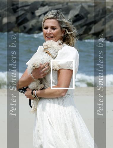 Den haag 30 juni 2023
Fotosessie op het strand Koning Willem Alexander, koningin Maxima en prinses Ariane, Prinses  Amalia en Prinses Alexia poseren tijdens de fotosessie op het strand met hond mambo.