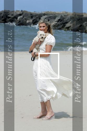 Den haag 30 juni 2023
Fotosessie op het strand Koning Willem Alexander, koningin Maxima en prinses Ariane, Prinses  Amalia en Prinses Alexia poseren tijdens de fotosessie op het strand met hond mambo.