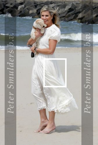 Den haag 30 juni 2023
Fotosessie op het strand Koning Willem Alexander, koningin Maxima en prinses Ariane, Prinses  Amalia en Prinses Alexia poseren tijdens de fotosessie op het strand met hond mambo.