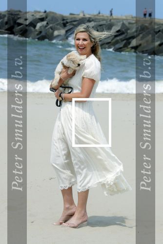 Den haag 30 juni 2023
Fotosessie op het strand Koning Willem Alexander, koningin Maxima en prinses Ariane, Prinses  Amalia en Prinses Alexia poseren tijdens de fotosessie op het strand met hond mambo.