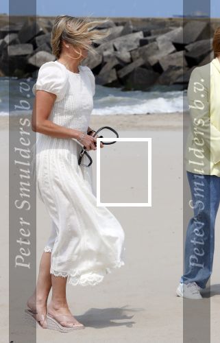 Den haag 30 juni 2023
Fotosessie op het strand Koning Willem Alexander, koningin Maxima en prinses Ariane, Prinses  Amalia en Prinses Alexia poseren tijdens de fotosessie op het strand met hond mambo.