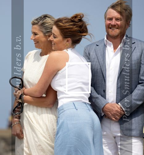 Den haag 30 juni 2023
Fotosessie op het strand Koning Willem Alexander, koningin Maxima en prinses Ariane, Prinses  Amalia en Prinses Alexia poseren tijdens de fotosessie op het strand met hond mambo.