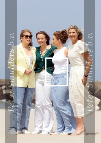 Den haag 30 juni 2023
Fotosessie op het strand Koning Willem Alexander, koningin Maxima en prinses Ariane, Prinses  Amalia en Prinses Alexia poseren tijdens de fotosessie op het strand met hond mambo.