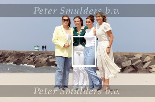 Den haag 30 juni 2023
Fotosessie op het strand Koning Willem Alexander, koningin Maxima en prinses Ariane, Prinses  Amalia en Prinses Alexia poseren tijdens de fotosessie op het strand met hond mambo.