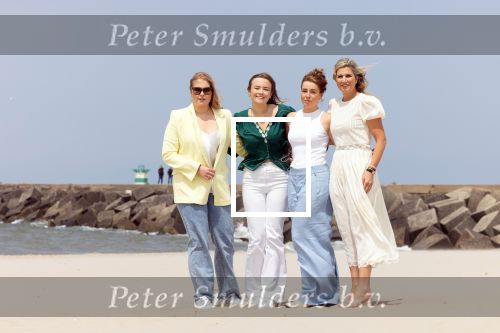 Den haag 30 juni 2023
Fotosessie op het strand Koning Willem Alexander, koningin Maxima en prinses Ariane, Prinses  Amalia en Prinses Alexia poseren tijdens de fotosessie op het strand met hond mambo.