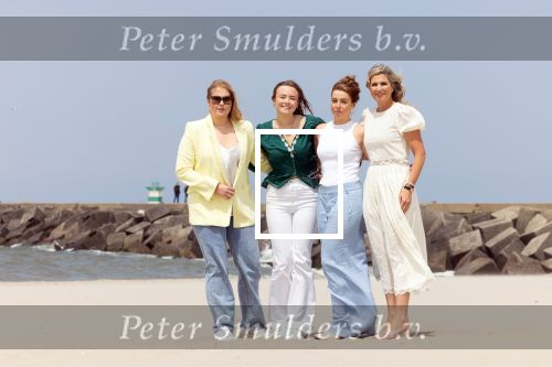 Den haag 30 juni 2023
Fotosessie op het strand Koning Willem Alexander, koningin Maxima en prinses Ariane, Prinses  Amalia en Prinses Alexia poseren tijdens de fotosessie op het strand met hond mambo.