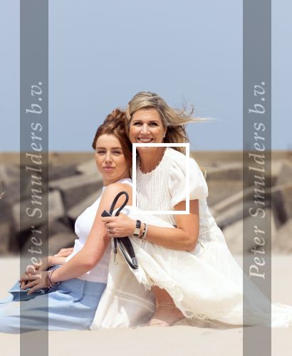 Den haag 30 juni 2023
Fotosessie op het strand Koning Willem Alexander, koningin Maxima en prinses Ariane, Prinses  Amalia en Prinses Alexia poseren tijdens de fotosessie op het strand met hond mambo.