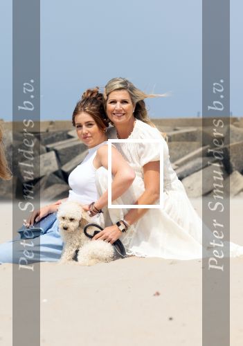 Den haag 30 juni 2023
Fotosessie op het strand Koning Willem Alexander, koningin Maxima en prinses Ariane, Prinses  Amalia en Prinses Alexia poseren tijdens de fotosessie op het strand met hond mambo.