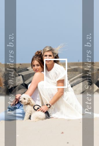 Den haag 30 juni 2023
Fotosessie op het strand Koning Willem Alexander, koningin Maxima en prinses Ariane, Prinses  Amalia en Prinses Alexia poseren tijdens de fotosessie op het strand met hond mambo.