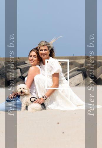 Den haag 30 juni 2023
Fotosessie op het strand Koning Willem Alexander, koningin Maxima en prinses Ariane, Prinses  Amalia en Prinses Alexia poseren tijdens de fotosessie op het strand met hond mambo.