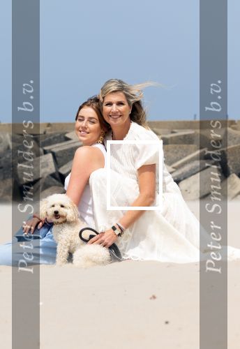 Den haag 30 juni 2023
Fotosessie op het strand Koning Willem Alexander, koningin Maxima en prinses Ariane, Prinses  Amalia en Prinses Alexia poseren tijdens de fotosessie op het strand met hond mambo.