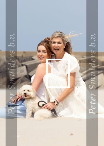 Den haag 30 juni 2023
Fotosessie op het strand Koning Willem Alexander, koningin Maxima en prinses Ariane, Prinses  Amalia en Prinses Alexia poseren tijdens de fotosessie op het strand met hond mambo.
