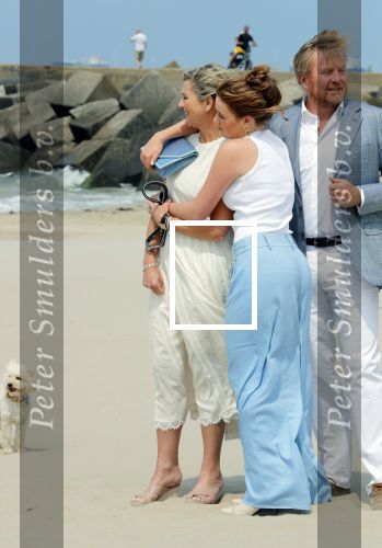 Den haag 30 juni 2023
Fotosessie op het strand Koning Willem Alexander, koningin Maxima en prinses Ariane, Prinses  Amalia en Prinses Alexia poseren tijdens de fotosessie op het strand met hond mambo.