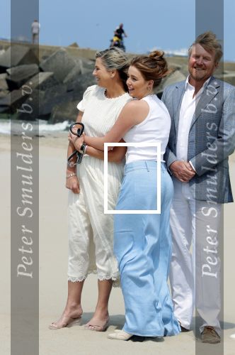 Den haag 30 juni 2023
Fotosessie op het strand Koning Willem Alexander, koningin Maxima en prinses Ariane, Prinses  Amalia en Prinses Alexia poseren tijdens de fotosessie op het strand met hond mambo.