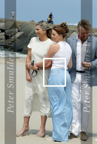 Den haag 30 juni 2023
Fotosessie op het strand Koning Willem Alexander, koningin Maxima en prinses Ariane, Prinses  Amalia en Prinses Alexia poseren tijdens de fotosessie op het strand met hond mambo.