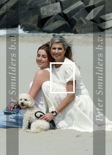 Den haag 30 juni 2023
Fotosessie op het strand Koning Willem Alexander, koningin Maxima en prinses Ariane, Prinses  Amalia en Prinses Alexia poseren tijdens de fotosessie op het strand met hond mambo.