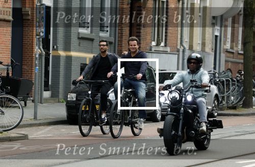 Amsterdam 28 juni 2023
Leco v Zadelhoff met zijn partner Carlos fietsend in Amsterdam zuid.