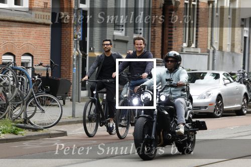 Amsterdam 28 juni 2023
Leco v Zadelhoff met zijn partner Carlos fietsend in Amsterdam zuid.