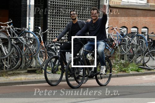 Amsterdam 28 juni 2023
Leco v Zadelhoff met zijn partner Carlos fietsend in Amsterdam zuid.