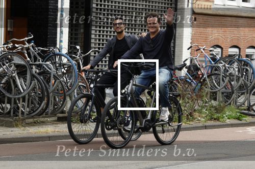 Amsterdam 28 juni 2023
Leco v Zadelhoff met zijn partner Carlos fietsend in Amsterdam zuid.