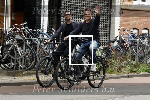Amsterdam 28 juni 2023
Leco v Zadelhoff met zijn partner Carlos fietsend in Amsterdam zuid.
