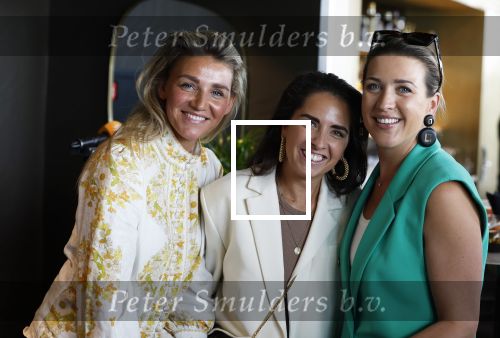 Amsterdam 4 juli 2023
Presentatie Kek Mama cover met Kim Feenstra en Maria Tailort in het Double Tree hotel.
Leslie Keijzer en Bo Wilkes en Danielle Groenwegen