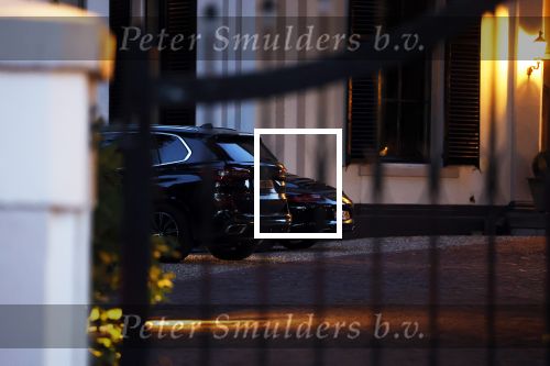 Huizen 7 8 en 9 juli 2023
De autos van Linda de Mol en Jeroen Rietbergen voor haar huis .
Linda viert haar verjaardag met vriendinnen in de tuin . Oa Susan Visser Mireille Bekooy Xenia Kasper en Lies Visschedijk waren aanwezig.