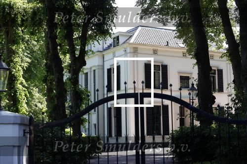 Huizen 7 8 en 9 juli 2023
De autos van Linda de Mol en Jeroen Rietbergen voor haar huis .
Linda viert haar verjaardag met vriendinnen in de tuin . Oa Susan Visser Mireille Bekooy Xenia Kasper en Lies Visschedijk waren aanwezig.